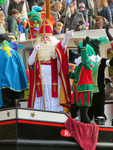 847091 Afbeelding van de aankomst van Sinterklaas per stoomboot over de Leidsche Rijn te De Meern (gemeente Utrecht), ...